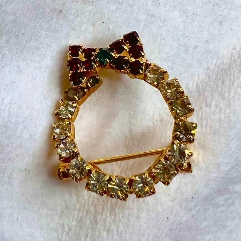 Vintage Rhinestone Christmas Wreath Brooch